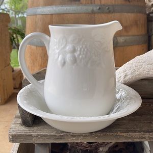 Gibson Vintage pitcher with plate